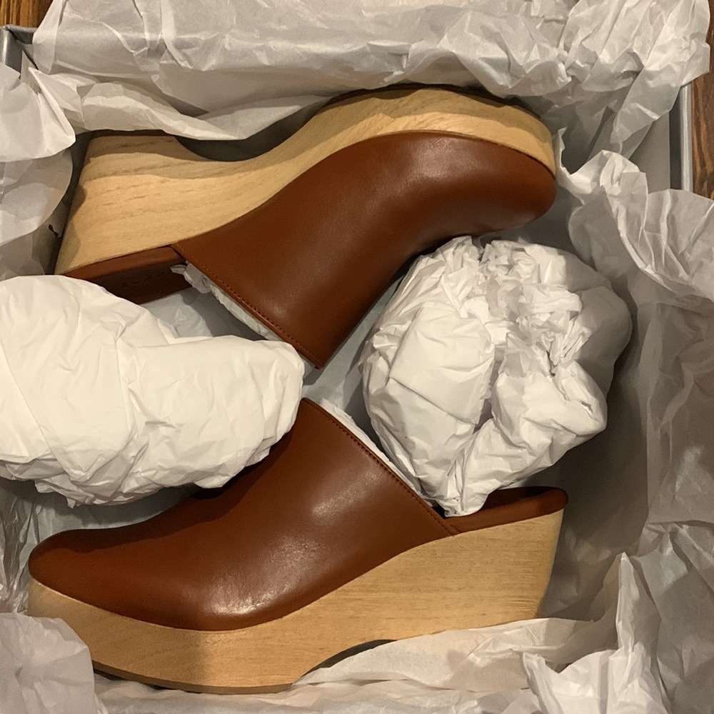 Everlane leather clog size 7M. New in box.